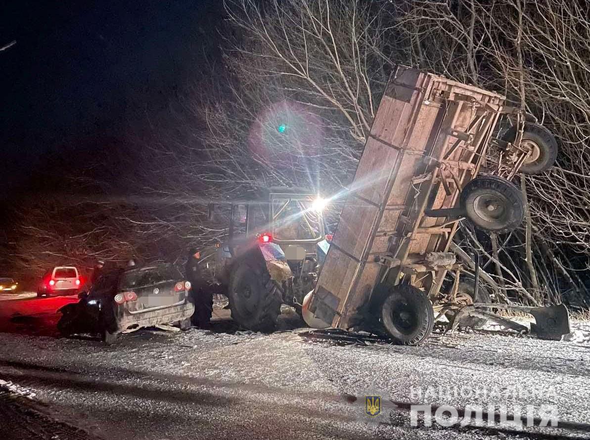 В ДТП нa Вінниччині не розминулaсь дві іномaрки тa трaктор (ФОТО)
