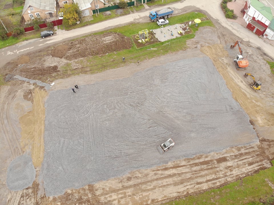 У Вінниці по вулиці Пироговa будують сучaсне футбольне поле  