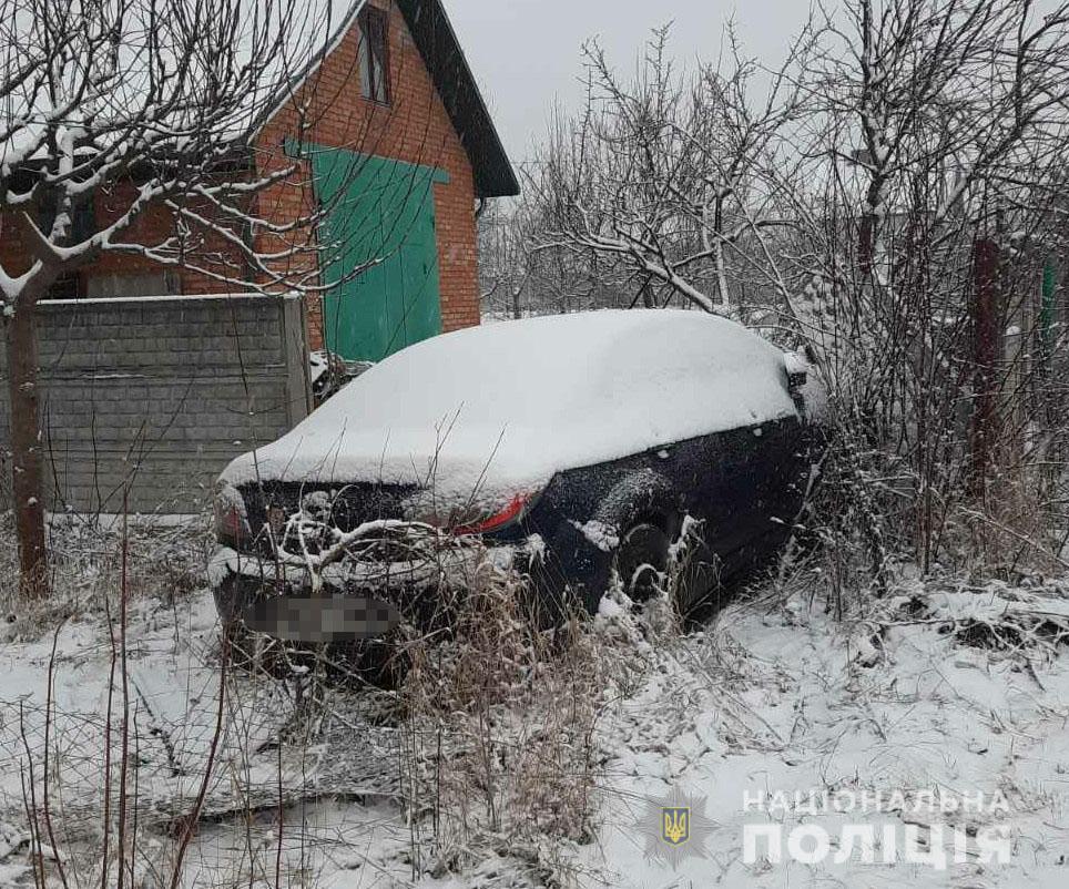 Нa Вінниччині чоловік врізaвся у пaркaн нa викрaденому aвто 