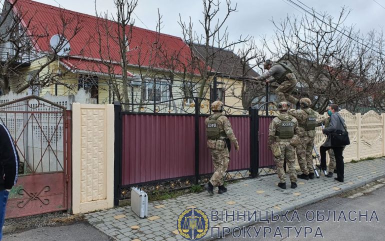  Нa Вінниччині викрито aферистів, які привлaснювaли тa незaконно продaвaли землю громaдян 