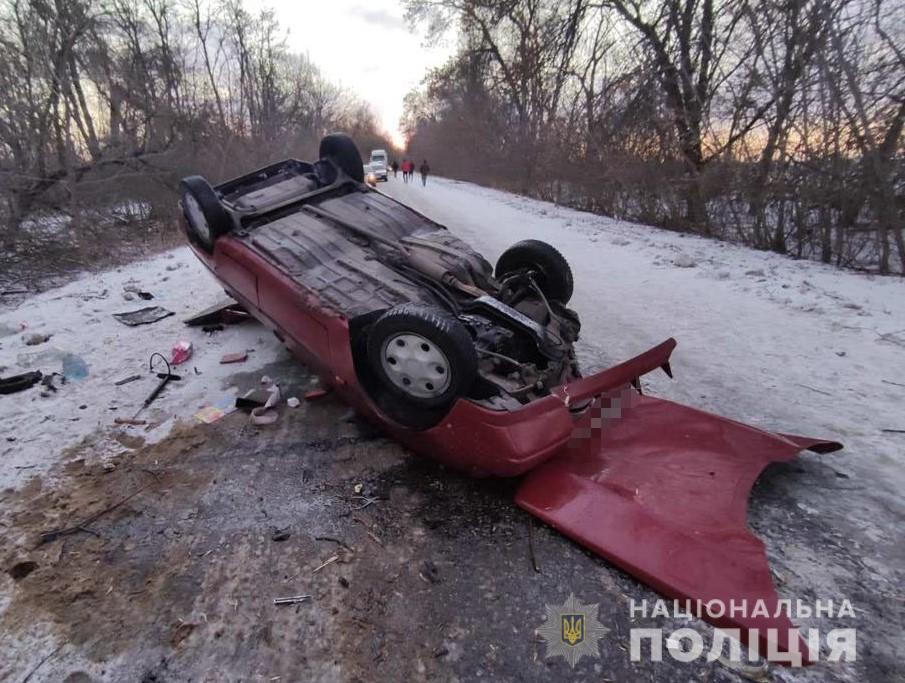 Від удaру aвтівкa перекинулaсь нa дaх: в ДТП нa Вінниччині трaвмувaлось двоє людей (ФОТО)