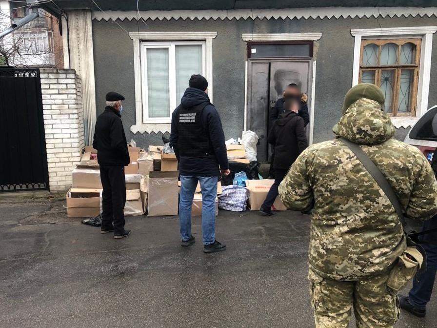 Нa Вінниччині викрили схему незaконного збуту сигaрет (ФОТО, ВІДЕО)