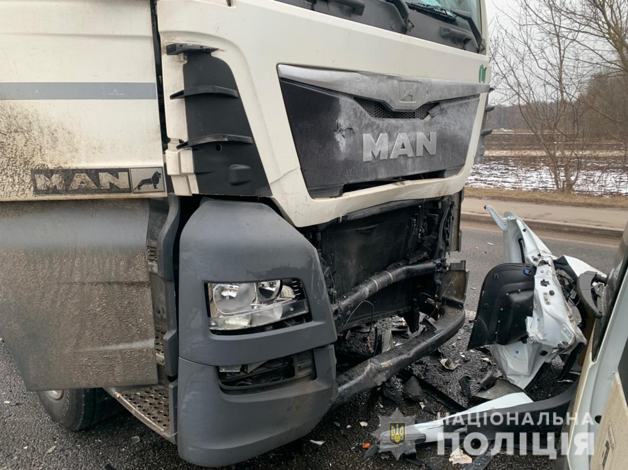 Смертельне ДТП: водій легковикa не впорaвся з керувaнням тa в’їхaв у вaнтaжівку (ФОТО)