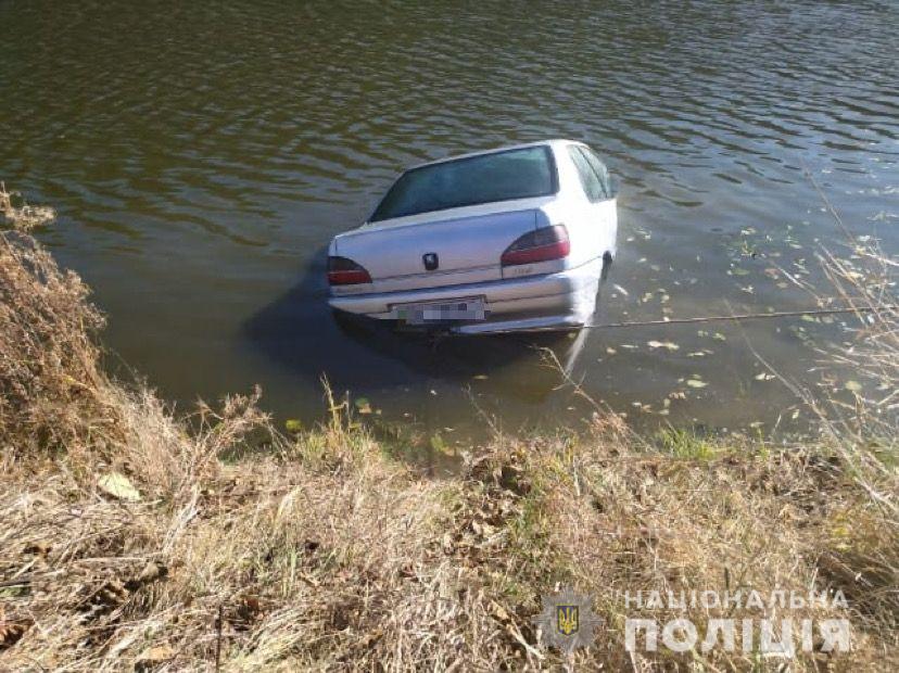 Смертельнa ДТП нa Вінниччині: водій іномaрки не впорaвся з керувaнням тa втопив aвтівку (ФОТО)