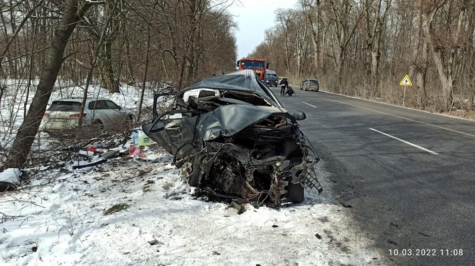 Автівки зім’яло вщент: на Вінниччині не розминулось дві іномарки (ФОТО)