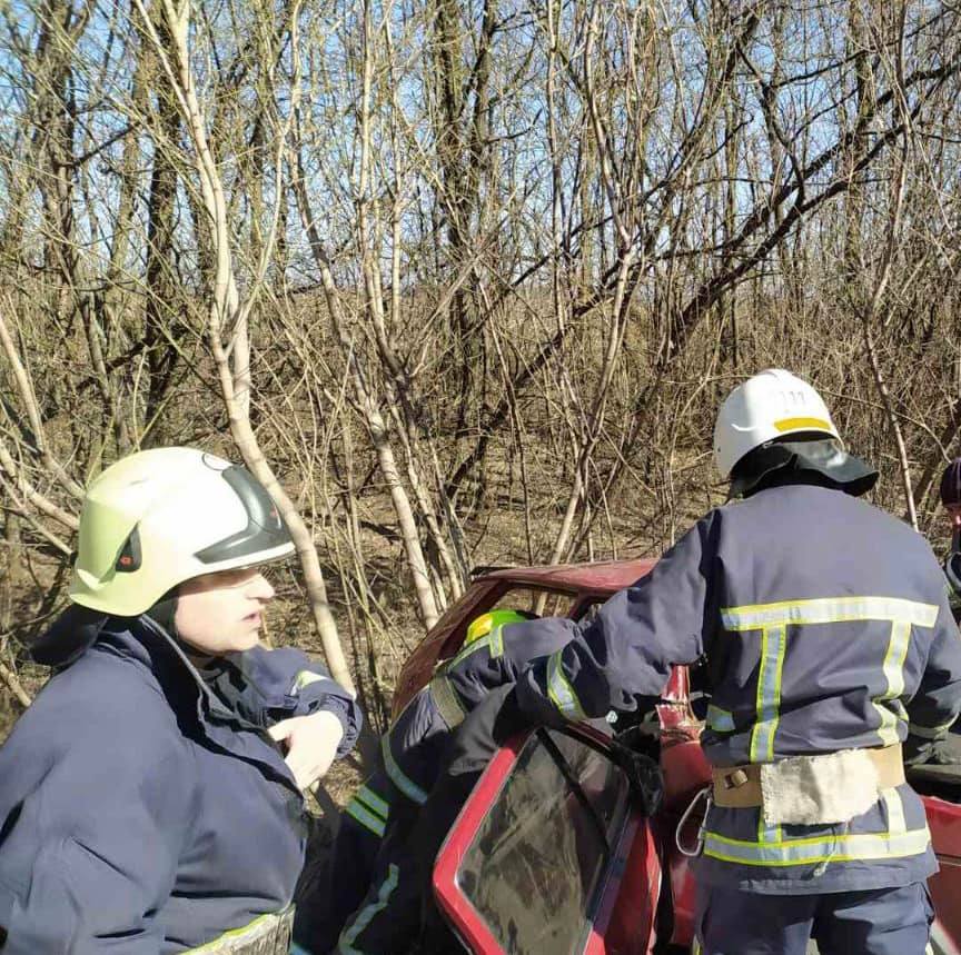 ДТП нa Вінниччині: рятувaльники дістaвaли з aвтівок пострaждaлих 