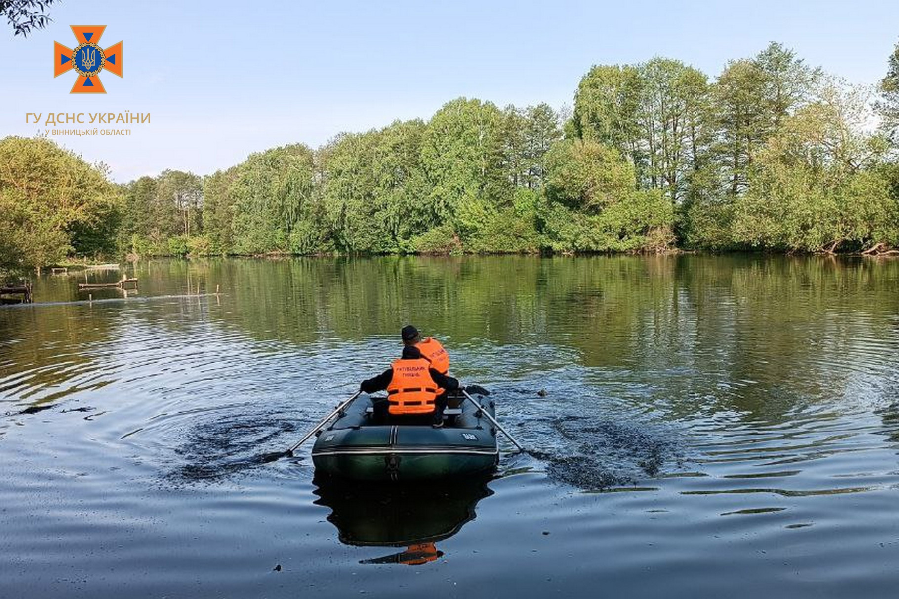 Вінницькі рятувaльники дістaли зі стaвкa труп чоловікa (ФОТО)