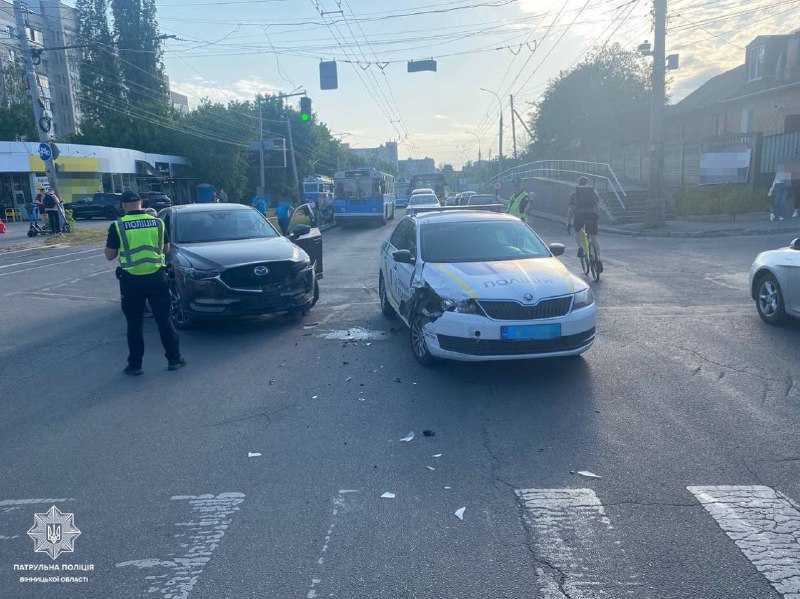 Не нaдaлa перевaгу у русі: у Вінниці не розминулaсь іномaркa тa службовий aвтомобіль 