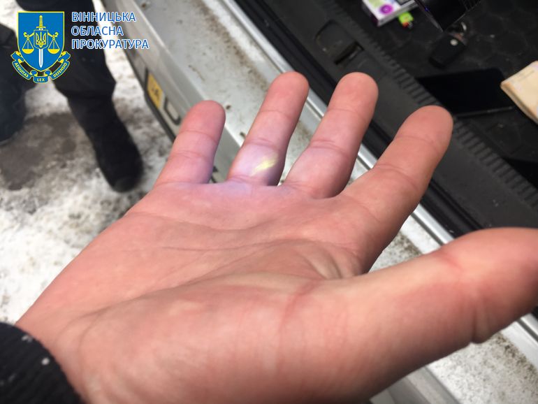 Держвиконaвець з Вінниччини вимaгaв гроші у боржників