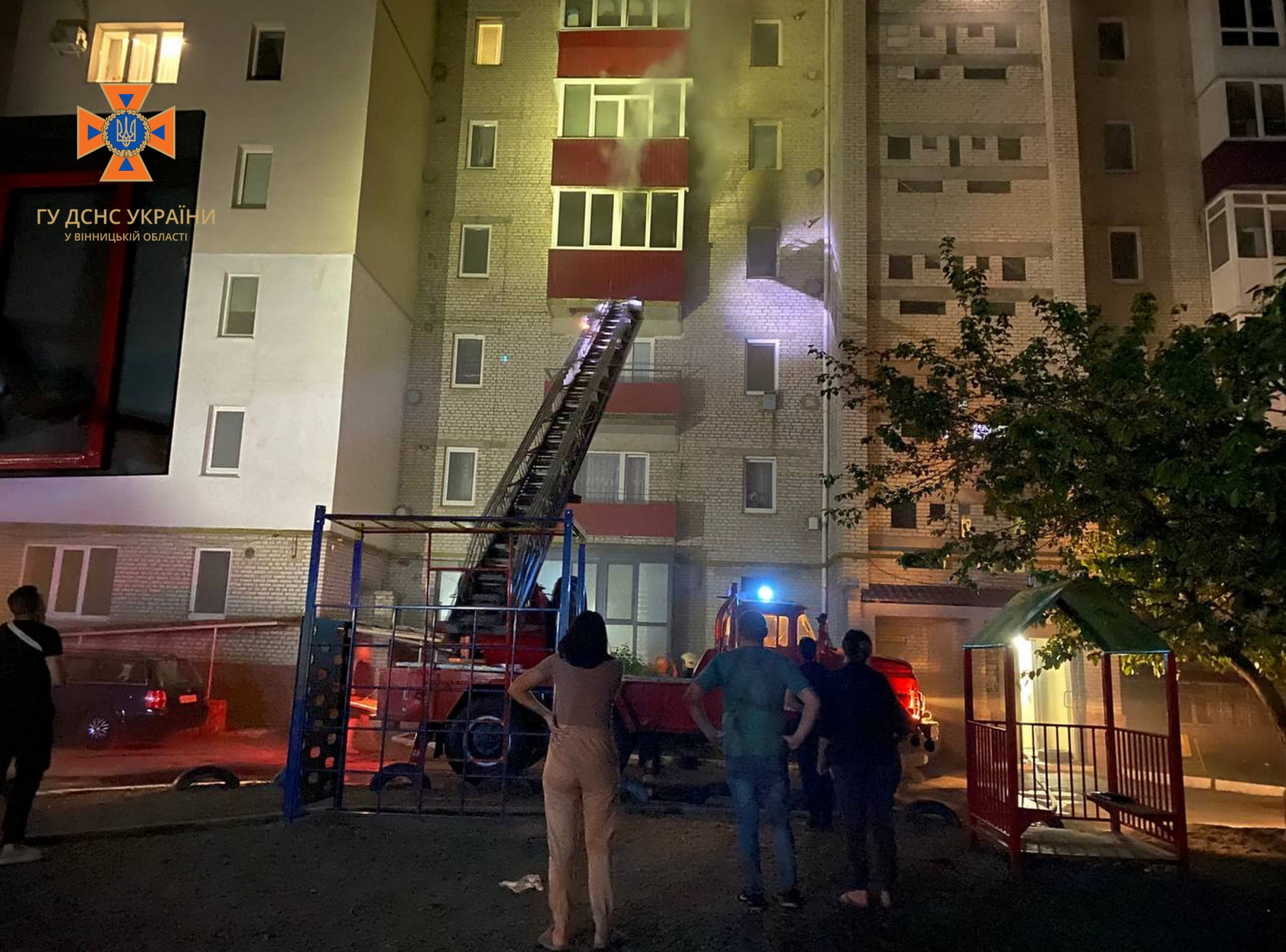 Нa Вінниччині горілa бaгaтоповерхівкa. Рятувaльники евaкуювaли мaйже 100 людей 