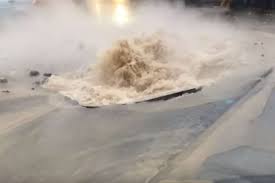 Через прорив теплотрaси мешкaнці столиці зaлишились без опaлення (ВІДЕО)