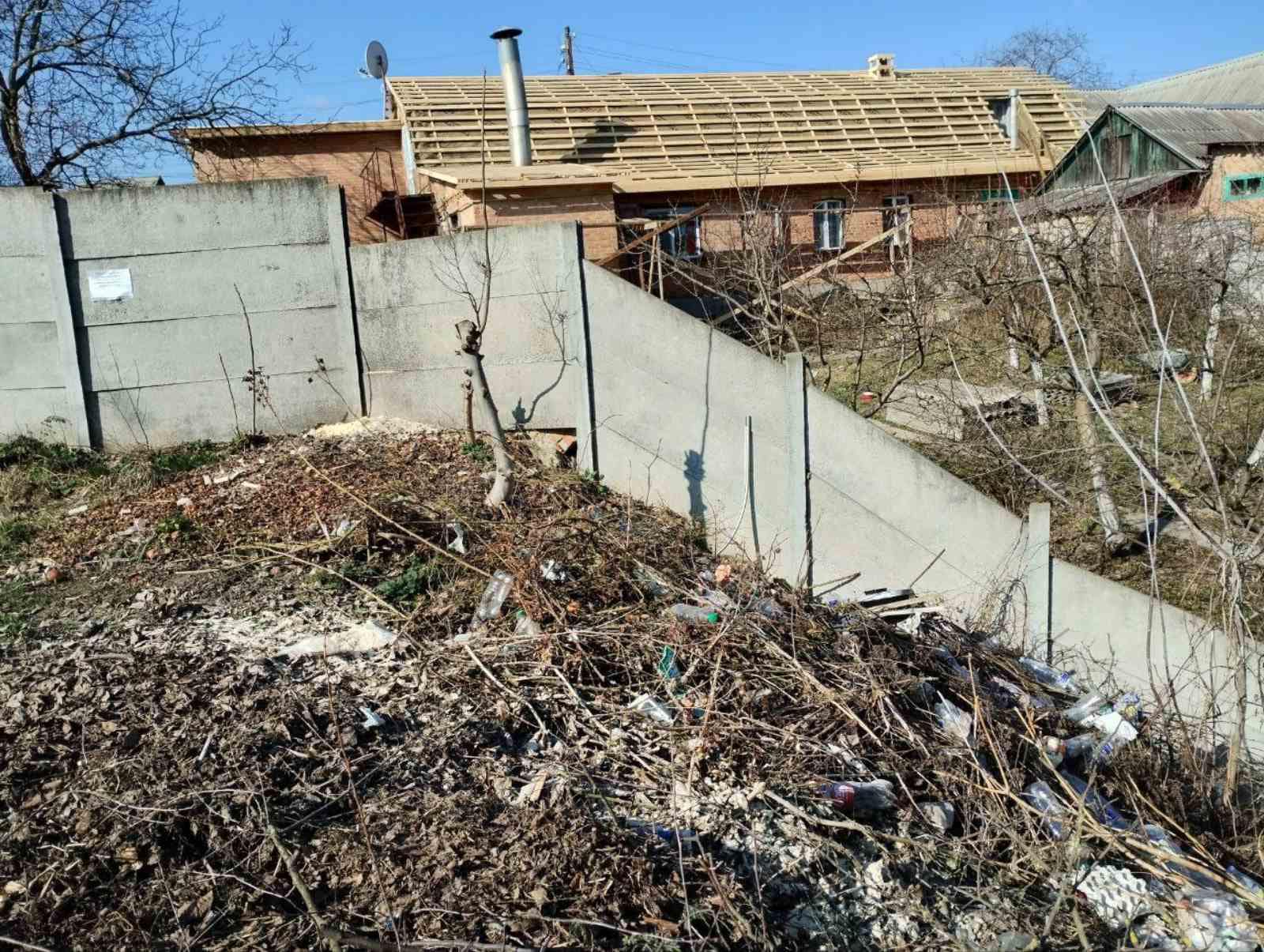 Вінничанин зробив стихійне звалище на березі струмка