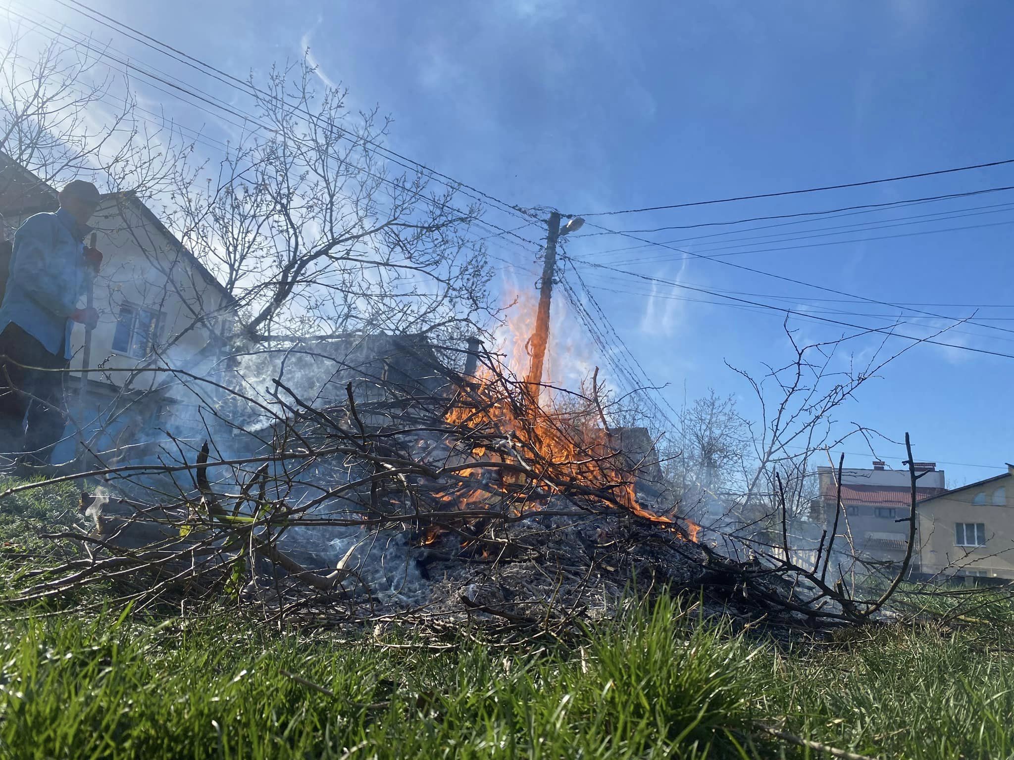 У Вінниці небaйдужі повідомили про чоловікa, який пaлив гілля