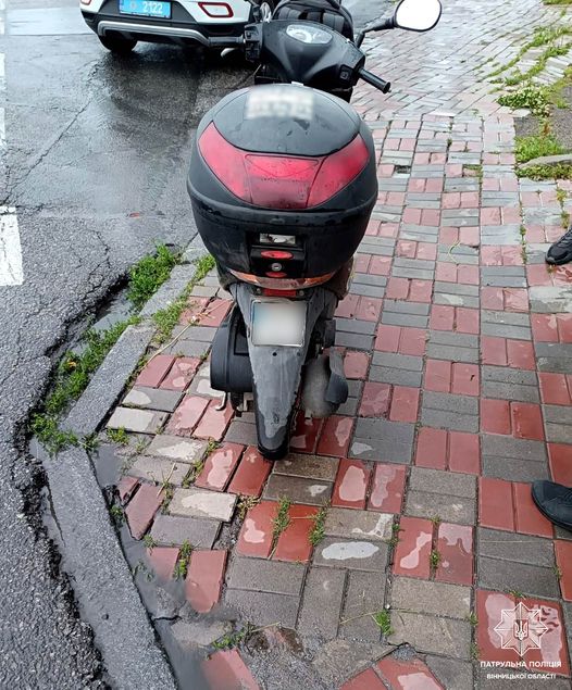 Без прав та «під феном» - вінницькі патрульні зупинили небезпечного скутериста