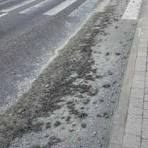 Вінницькі муніципали покарали власника авто за забрудення дороги бетоном