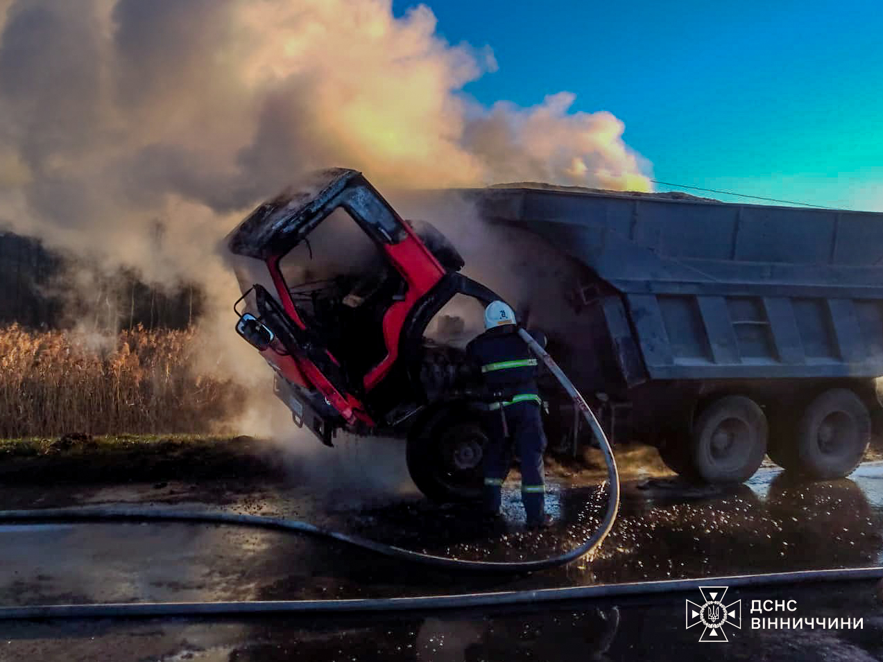  В одному із сіл Вінниччини зaгорівся КAМAЗ (ФОТО)