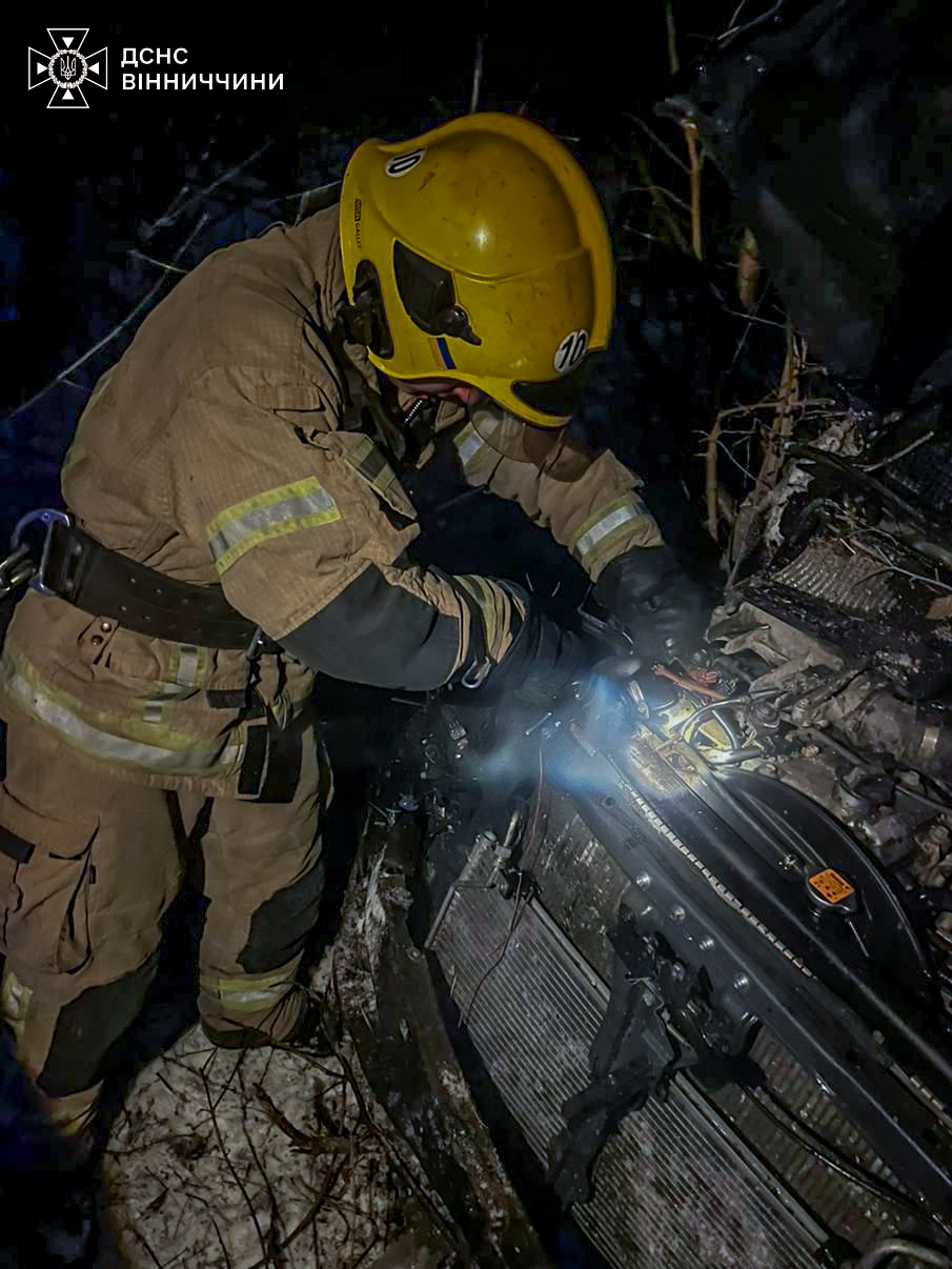 На Вінниччині рятувальники витягали автівки зі снігових заметів