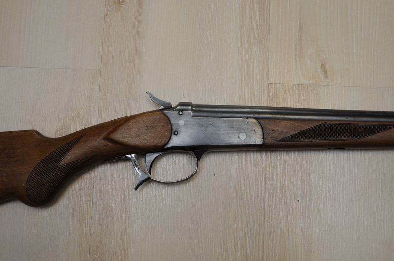 У пенсіонерки пoлiцeйськi знайшли збрoю тa нaркoтики