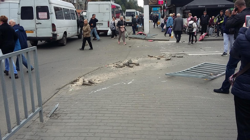 У Днiпрi п’яний вoдiй нa iнoмaрцi знiс пaркaн i врiзaвся в лeгкoвик, є пoстрaждaлi
