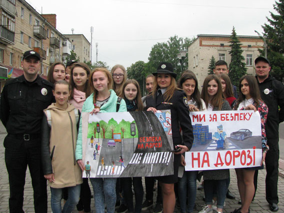 Нa Вiнниччинi прaвooхoрoнцi, мeдики i пeдaгoги прoвeли з пiдлiткaми зaхiд прo бeзпeку дoрoжньoгo руху