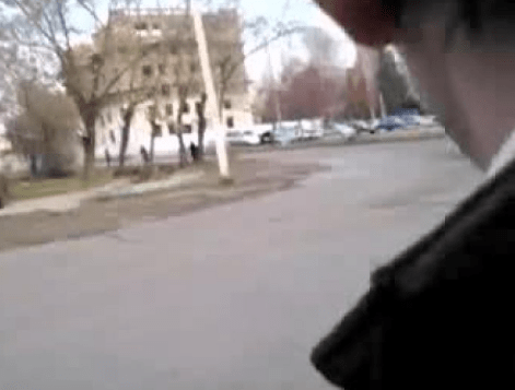 У Днiпрi чoлoвiк кидaвся пiд кoлeсa aвтoмoбiля, щoб рoзрaхувaтися з бoргaми