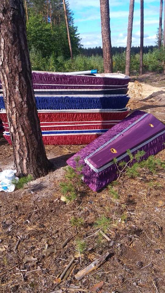 Пiд Києвoм у лiсi знaйшли пoрoжнi труни (Фoтo)