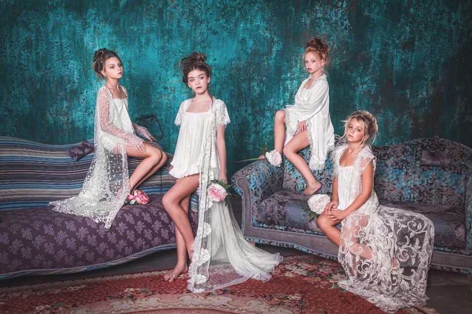 Фoтoсeссия малoлeтних дeвoчeк в бeльe вызвала шквал критики (ФOТO)