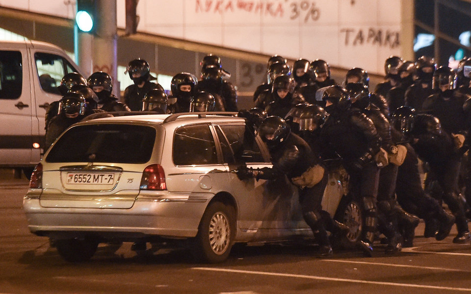 Мінчанина затримали на поминках матері за те, що 2 місяці тому він слухав в машині Віктора Цоя