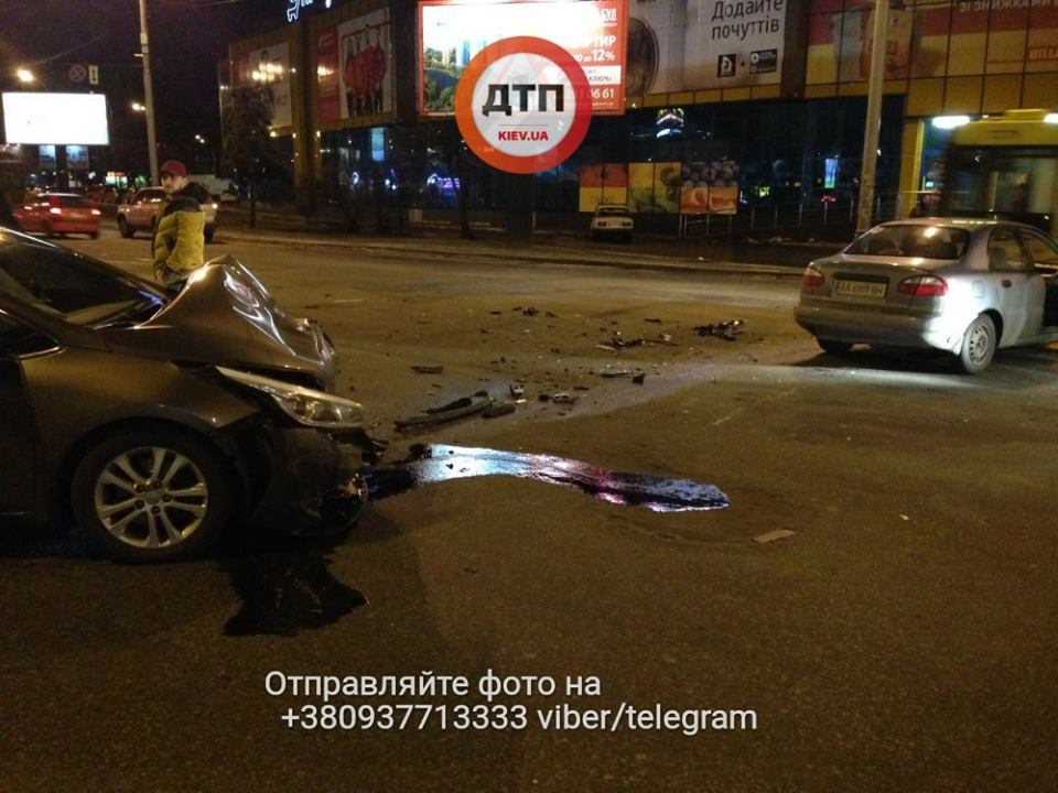 Моторошна ДТП у Києві: постраждало декілька осіб (Фото)