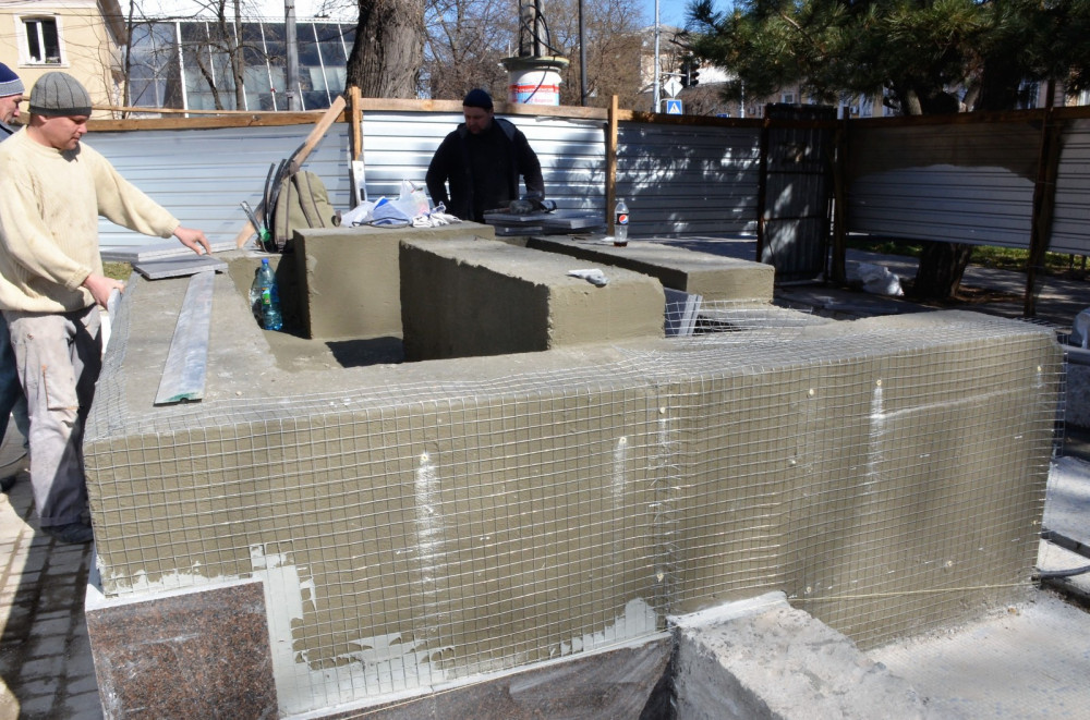 Ремонт Пети и Гaврикa в центре Одессы зaтягивaется: рaбочие только нaчaли облицовку фонтaнa  