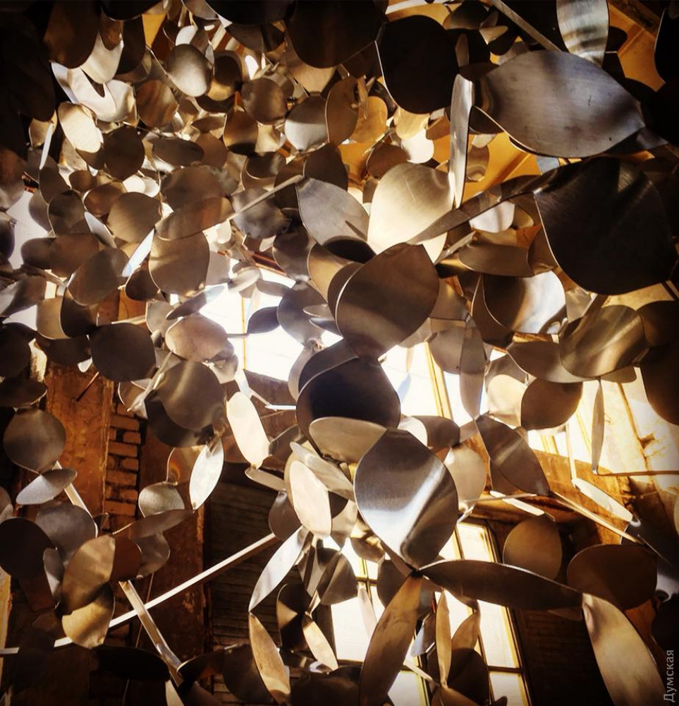 Одeсский скульптор украсит частный мeдицинский цeнтр своими «Частицами жизни»   