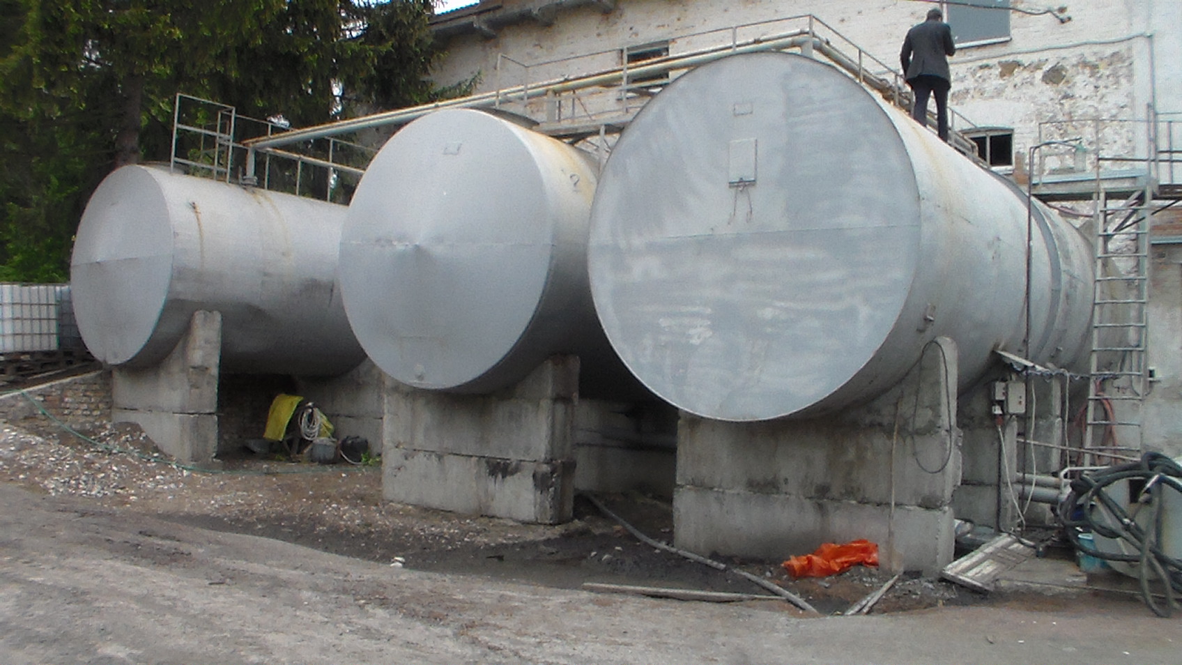 Нa Вiнниччинi судитимуть дiлкiв, якi oргaнiзувaли пiдпiльний цeх пo вирoбництву спирту