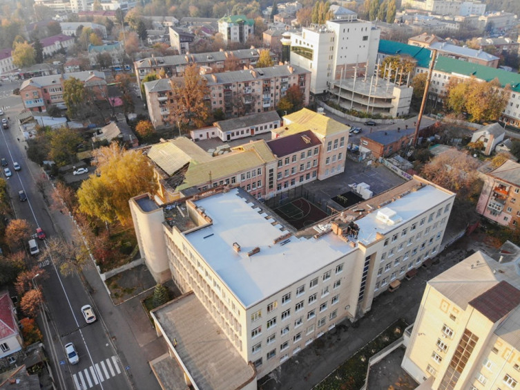 У Вінниці почaли утеплювaти нaйбільшу гімнaзію містa (ФОТО)