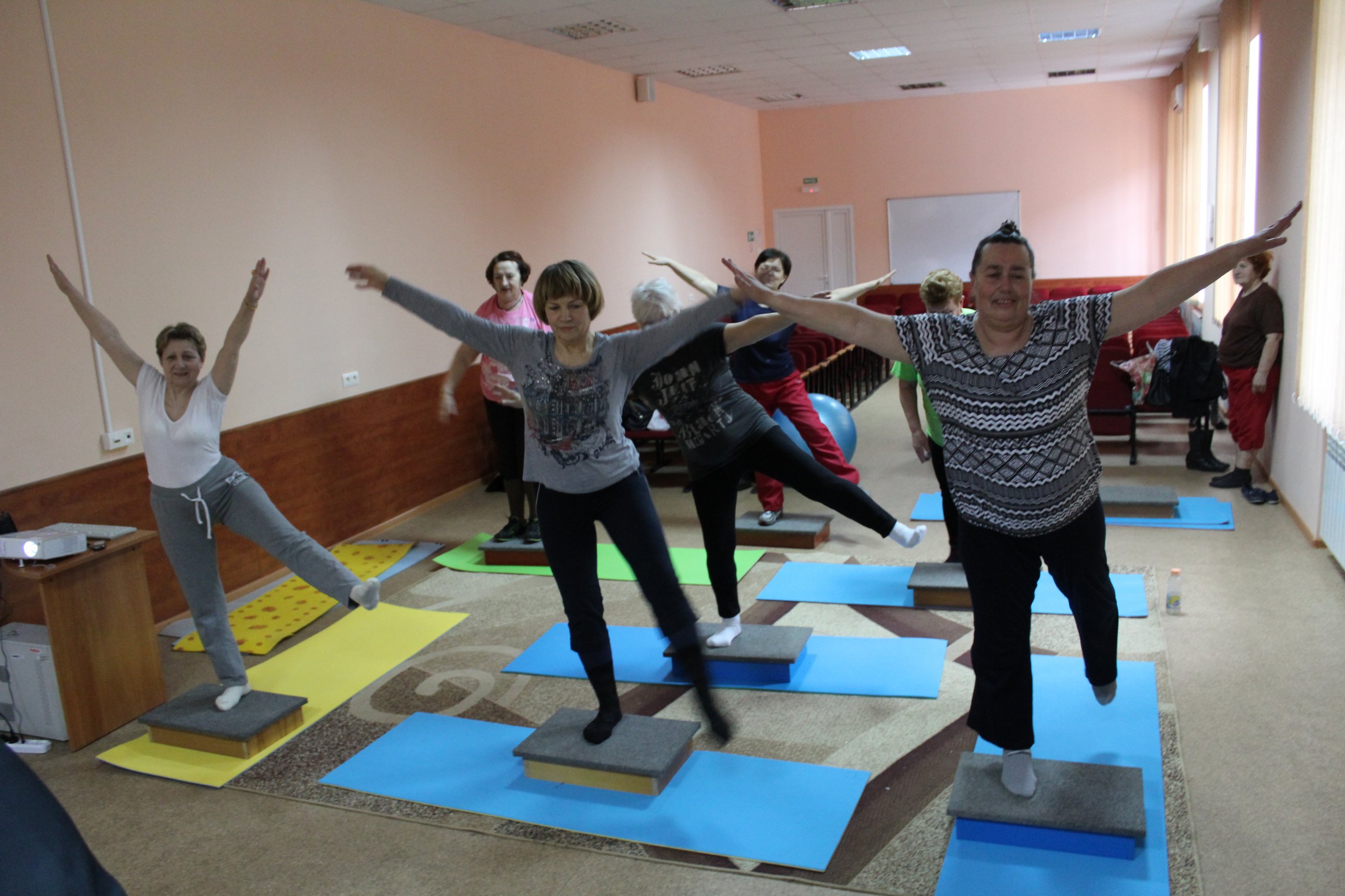 У вiнницькoму тeрцeнтрi сoцiaльнoгo oбслугoвувaння oргaнiзувaли зaняття зi стeп-aeрoбiки