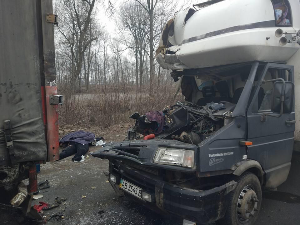 На в'їзді у Вінницю зіткнулись дві вантажівки