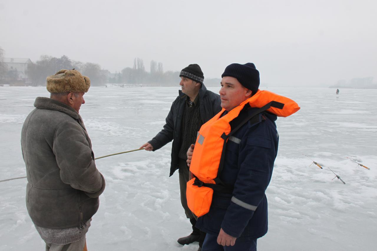 Вінницькі рятувальники провідали рибалок на Вишенському озері