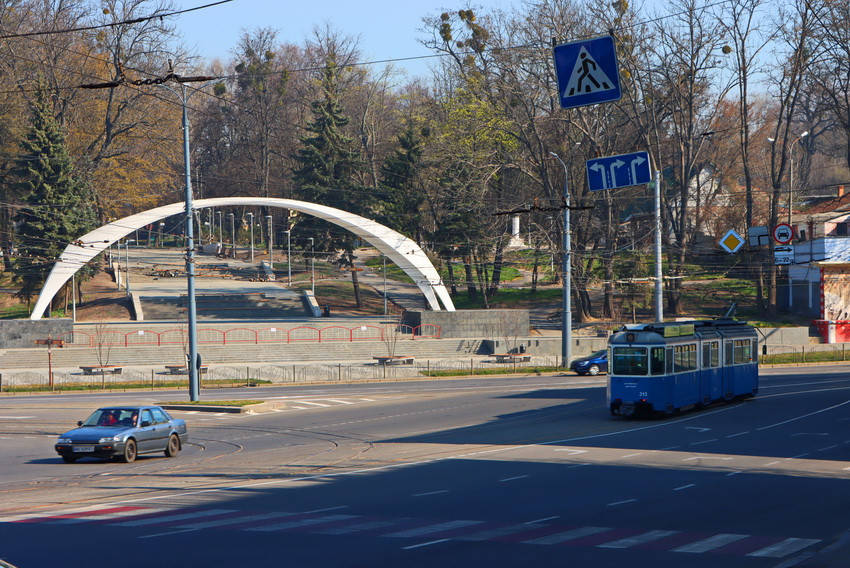 Проблемне перехрестя. У Вінниці реоргaнізують дорожній рух нa площі Гaгaрінa