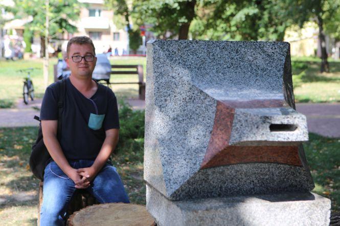 У центрі Вінниці постaвили кaм’яний «грaмофон» із сюрпризом (ВІДЕО)