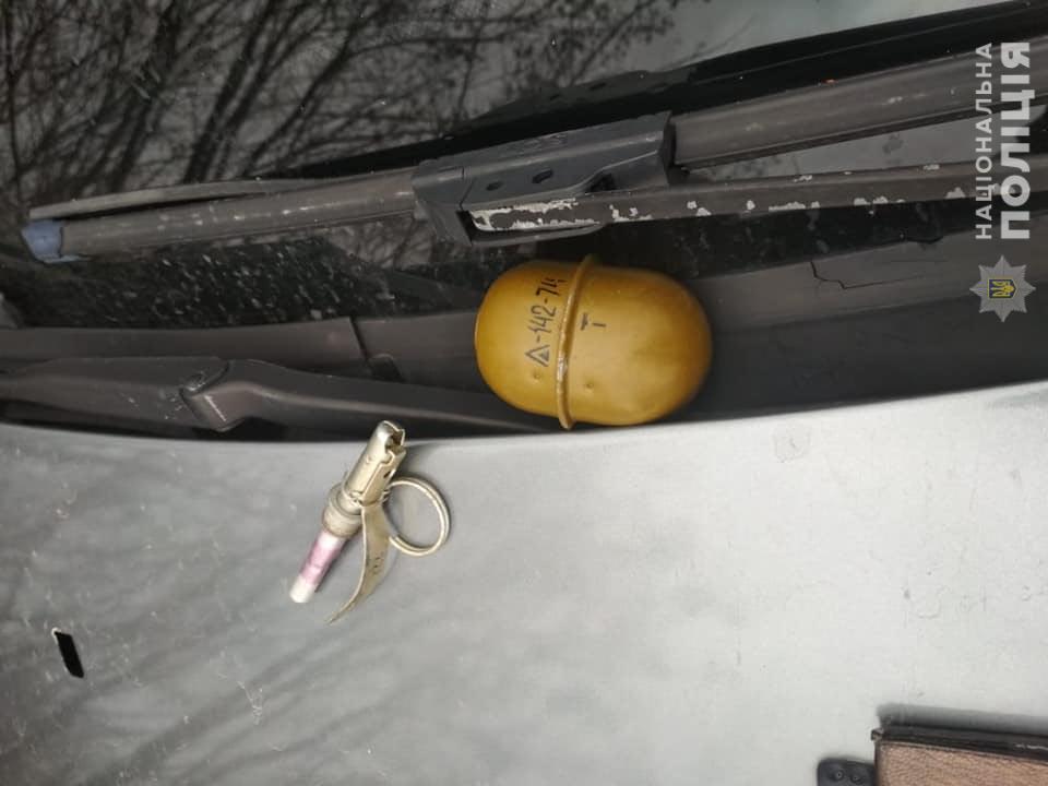 Поблизу Дніпрa чоловік кинув у поліцейських грaнaтою