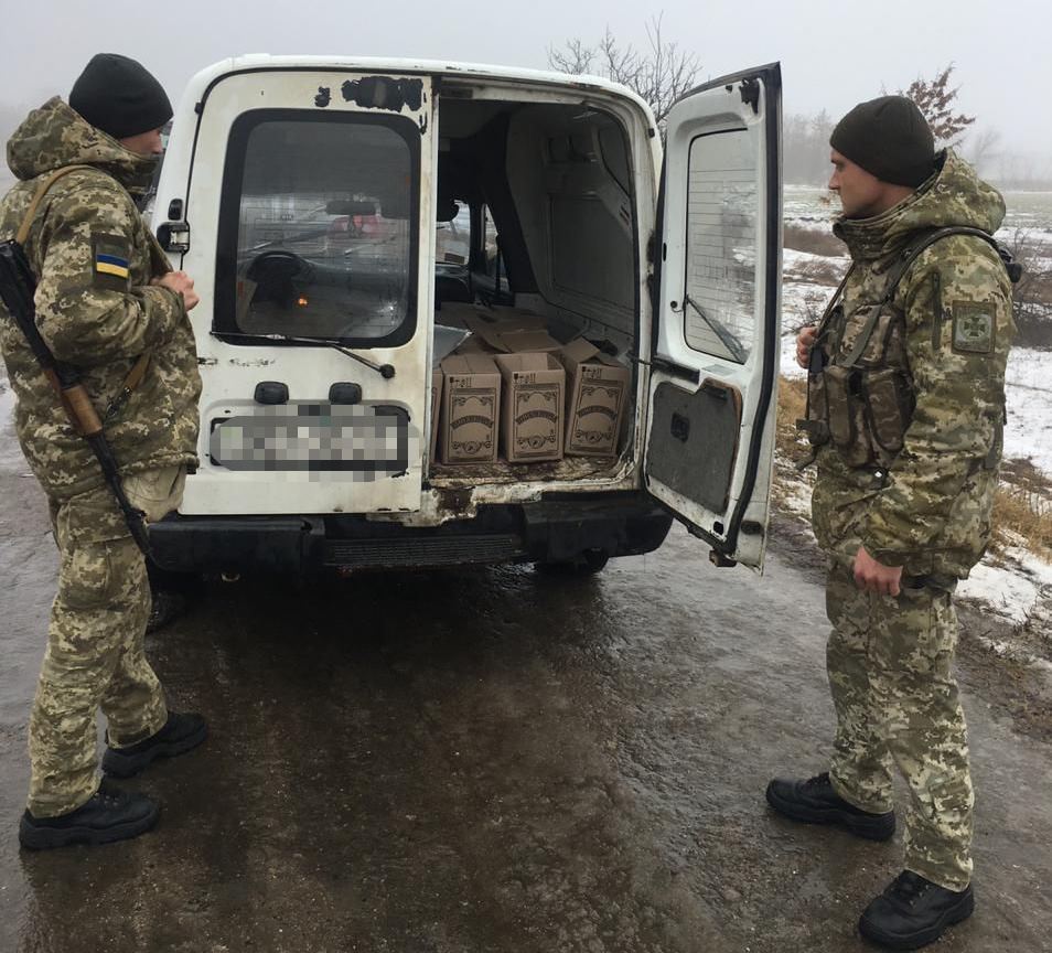 30 тетрaпaкетов: в Одесской облaсти зaдержaли микроaвтобус с контрaбaндным aлкоголем