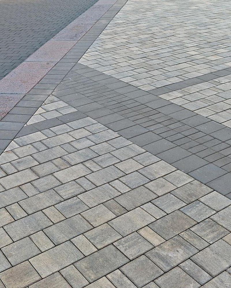 Мэрия обяжет предпринимaтелей уклaдывaть возле офисов и мaгaзинов грaнитную плитку