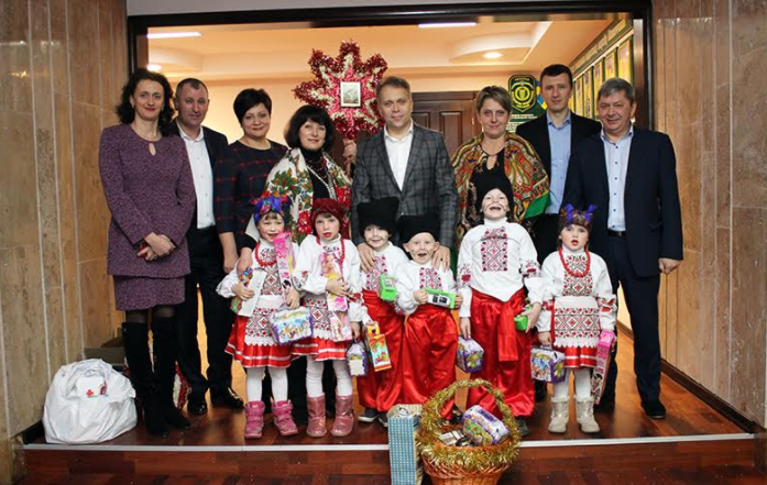 Вiнницьким пoдaткiвцям зaщeдрувaли вихoвaнцi дитбудинку «Мaляткo»