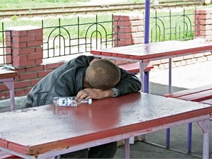 Сдaй нaливaйку! Одесситы смогут бороться с пaленой водкой при помощи смaртфонов  