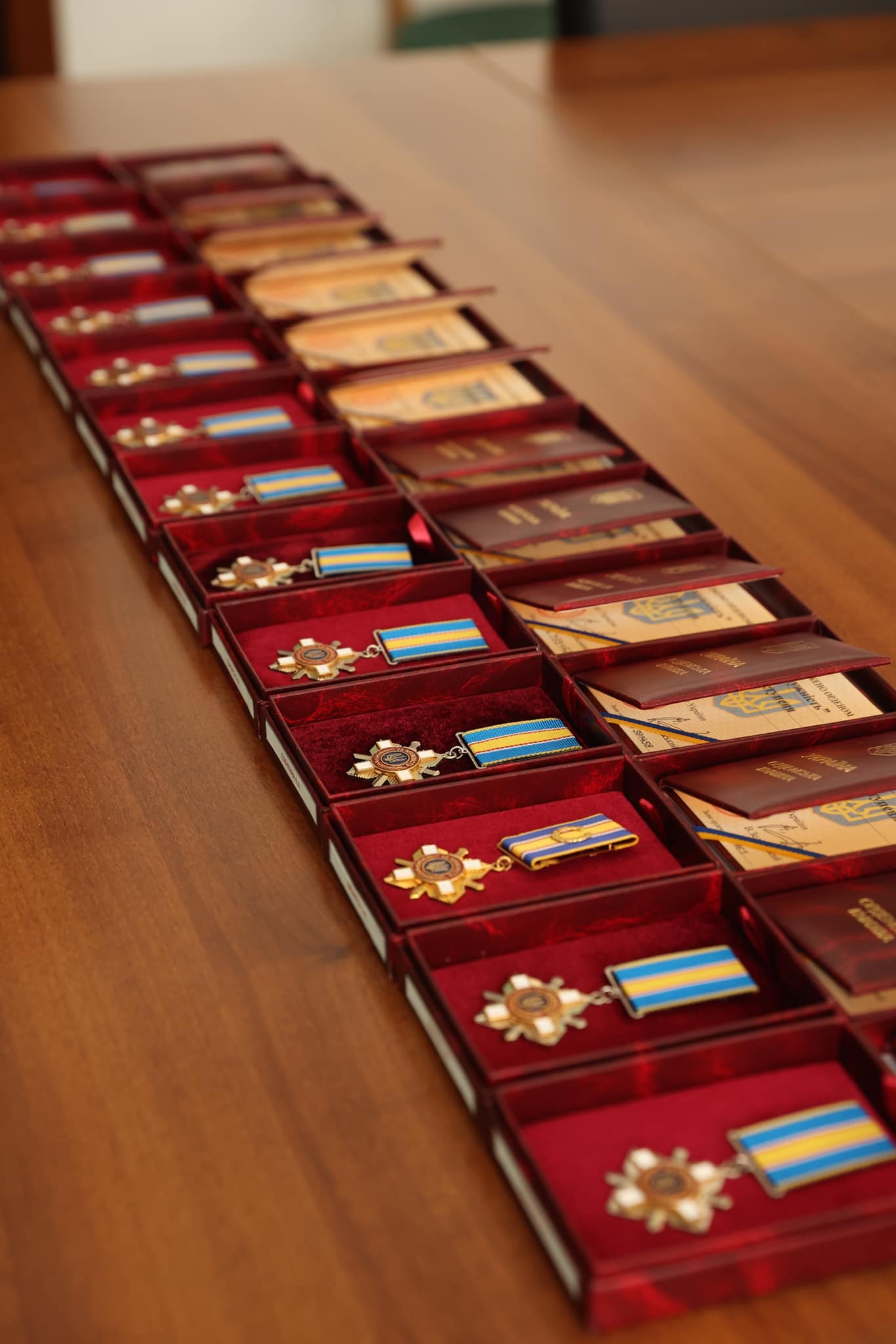 Солдати та сержанти війни – рідним загиблих вінничан вручили ордени «За мужність»