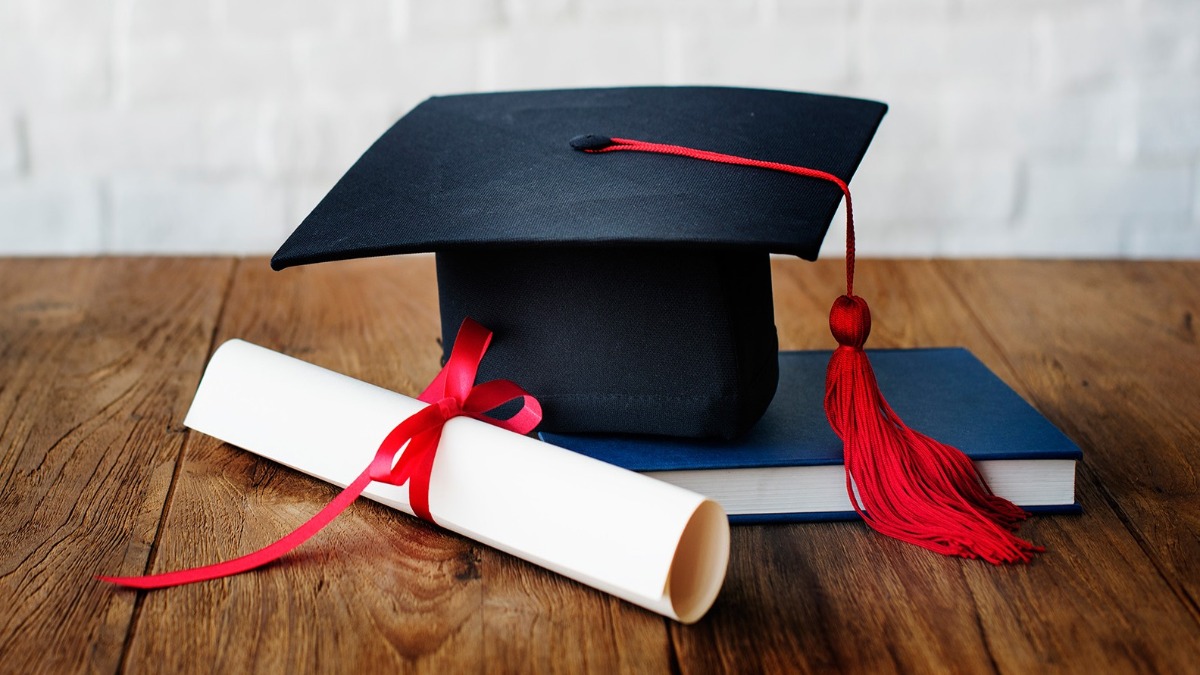 Укрaїнські студенти більше не отримувaтимуть червоні дипломи 