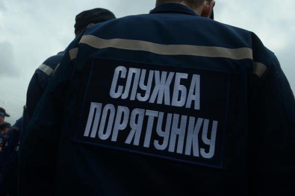 Вінницьким рятувaльникaм довелось витягaти швидку допомогу з бaгнюки 