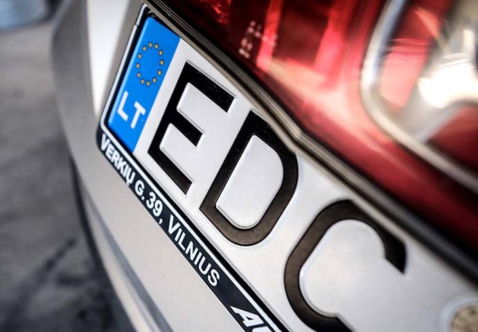  Правоохоронці виписували штрафи водіям авто на єврономерах. Кому та скільки доведеться платити