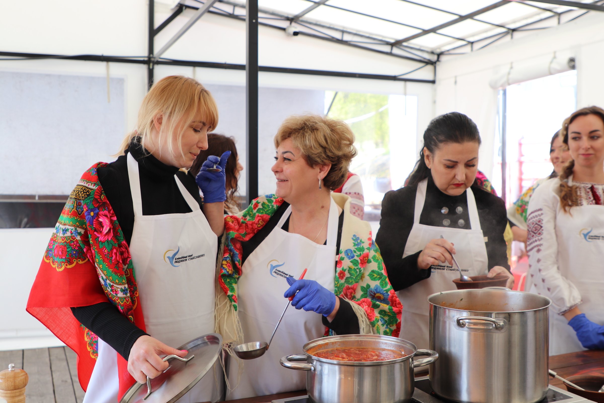 Борщ за 150-річним рецептом: у Вінниці пройшла благодійна акція (ФОТО)