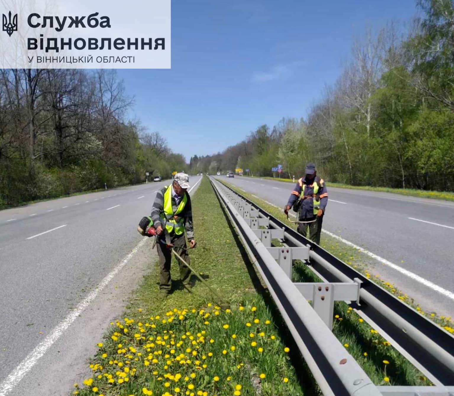 На Вінниччини прибирають узбіччя доріг
