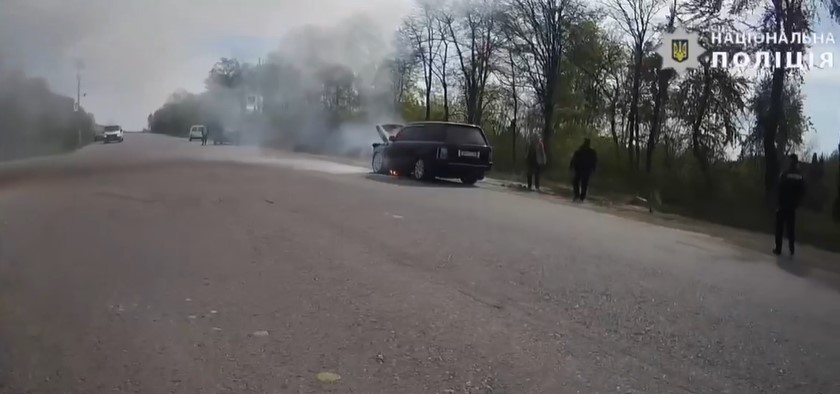 На Вінниччині поліцейські допомогли загасити палаючий на дорозі автомобіль